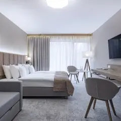 Co to jest suita w hotelu? Poznaj różnice i korzyści dla gości