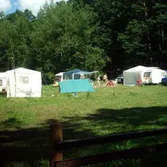 Pola namiotowe nad jeziorem Kujawsko Pomorskie - idealne miejsca na relaks