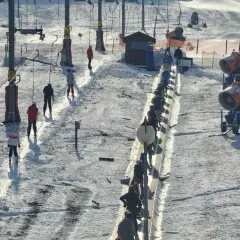 Kolejka do wyciągu na Górze Kamieńsk. Sprawdź cennik i zaplanuj zimowy wypad!