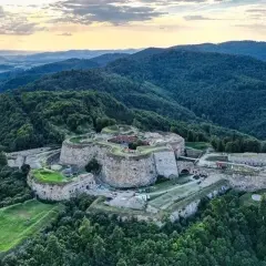 Twierdza na Srebrnej Górze, imponujące atrakcje turystyczne w otoczeniu zielonych wzgórz.