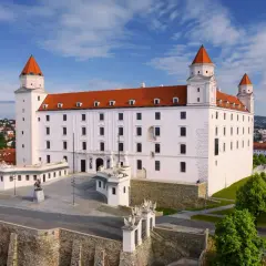 Bratysławski zamek, duma stolicy Słowacji, góruje nad miastem. Białe mury i czerwone dachy tworzą malowniczy widok.
