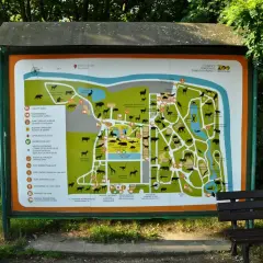 Mapa zoo we Wrocławiu z zaznaczonymi zwierzętami, toaletami, gastronomią i innymi atrakcjami.