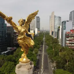 Złoty Anioł Niepodległości na Paseo de la Reforma, symboliczna ulica w stolicy Meksyku.