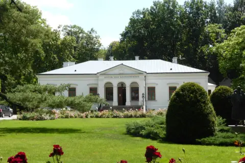Muzeum Jana Kochanowskiego w Czarnolesie, otoczone zielenią i kwitnącymi różami, to jedna z głównych atrakcji regionu.