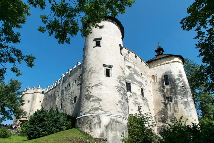 Zamek Czorsztyn, z jego potężnymi murami i wieżami, zaprasza do zwiedzania. Sprawdź zamek Czorsztyn cennik i odkryj jego historię.
