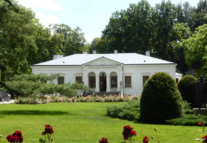 Muzeum Jana Kochanowskiego w Czarnolesie, otoczone zielenią i kwitnącymi różami, to jedna z głównych atrakcji regionu.