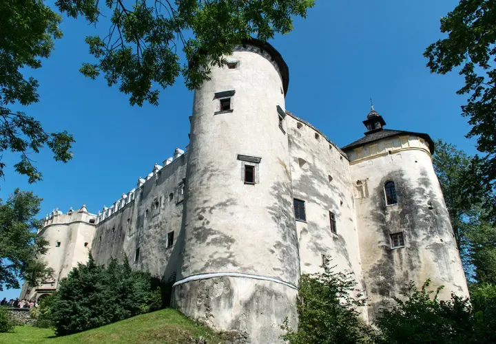 Zamek Czorsztyn, z jego potężnymi murami i wieżami, zaprasza do zwiedzania. Sprawdź zamek Czorsztyn cennik i odkryj jego historię.
