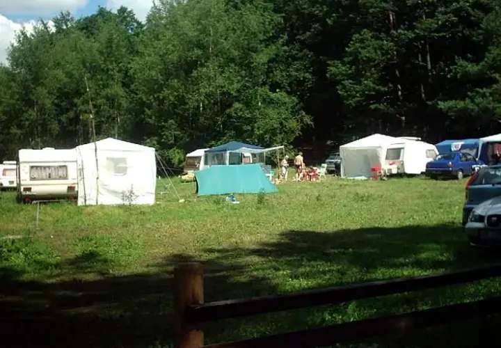 Pola namiotowe nad jeziorem Kujawsko Pomorskie - idealne miejsca na relaks