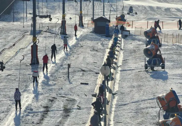 Kolejka do wyciągu na Górze Kamieńsk. Sprawdź cennik i zaplanuj zimowy wypad!