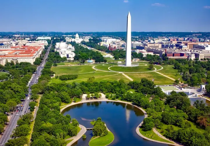 Widok na Waszyngton, stolicę USA, z pomnikiem Waszyngtona i Reflecting Pool.