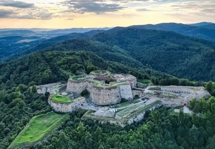 Twierdza na Srebrnej Górze, imponujące atrakcje turystyczne w otoczeniu zielonych wzgórz.