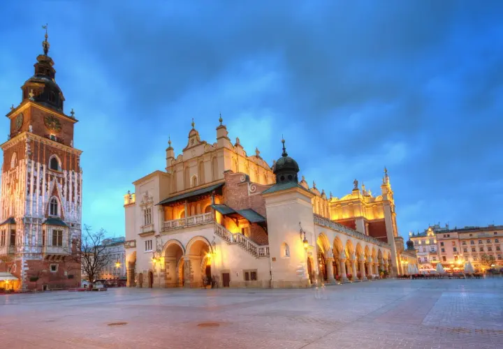 Wieczorny widok na Rynek Główny w Krakowie z Sukiennicami i wieżą Ratuszową.