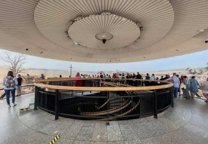 Zwiedzający podziwiający panoramę Racławicką. Sprawdź aktualny panorama racławicka cennik biletów.