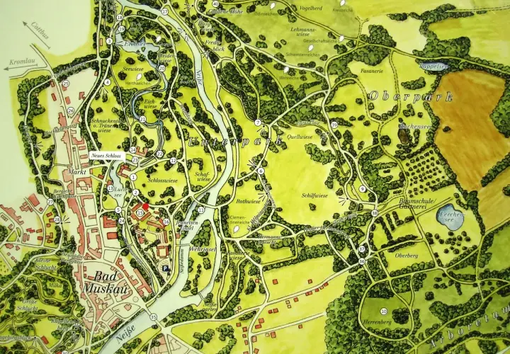 Park Mużakowski mapa: szczegółowy plan z zaznaczonymi ścieżkami, stawami, budynkami i polami.