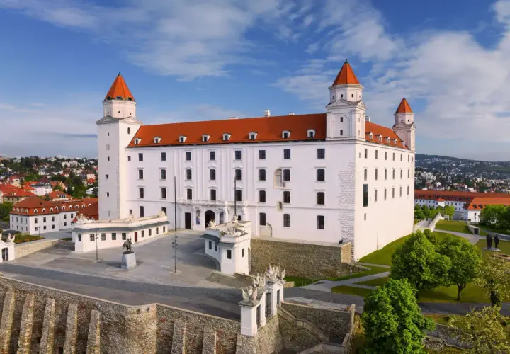 Bratysławski zamek, duma stolicy Słowacji, góruje nad miastem. Białe mury i czerwone dachy tworzą malowniczy widok.