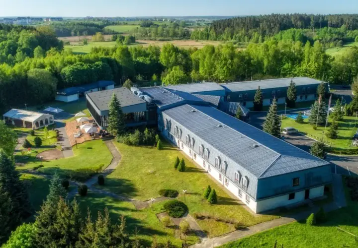 Olsztyn atrakcje dla dwojga: hotel z basenem i tarasem wśród zieleni, idealne miejsce na romantyczny wypad.