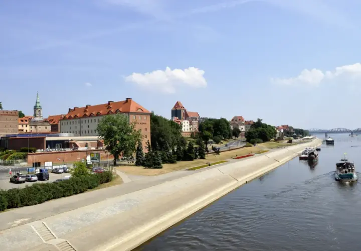 Widok na bulwar filadelfijski z rzeką, statkami i zabudowaniami miasta.