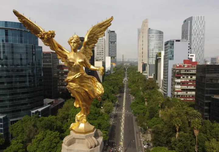 Złoty Anioł Niepodległości na Paseo de la Reforma, symboliczna ulica w stolicy Meksyku.