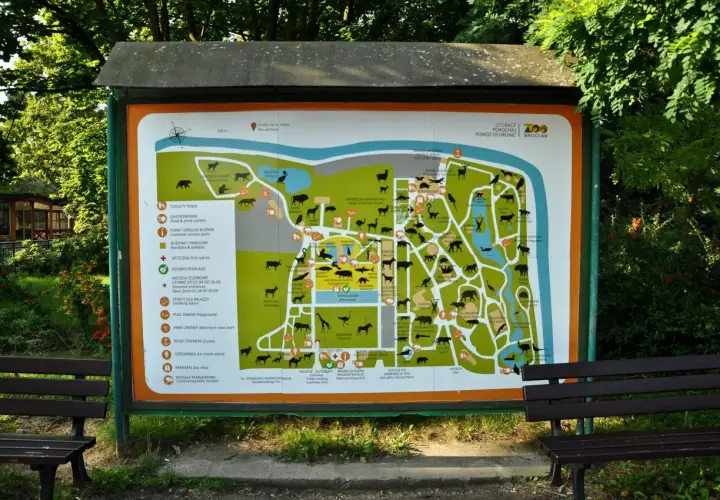 Mapa zoo we Wrocławiu z zaznaczonymi zwierzętami, toaletami, gastronomią i innymi atrakcjami.