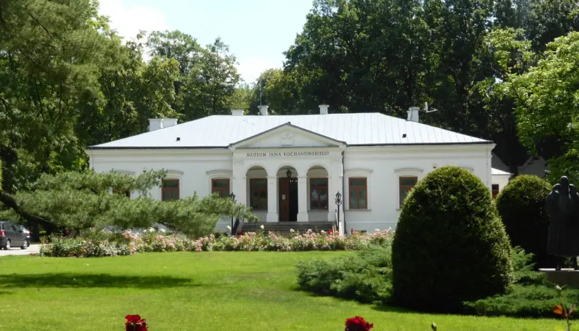 Muzeum Jana Kochanowskiego w Czarnolesie, otoczone zielenią i kwitnącymi różami, to jedna z głównych atrakcji regionu.