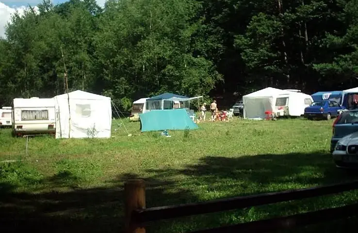 Pola namiotowe nad jeziorem Kujawsko Pomorskie - idealne miejsca na relaks