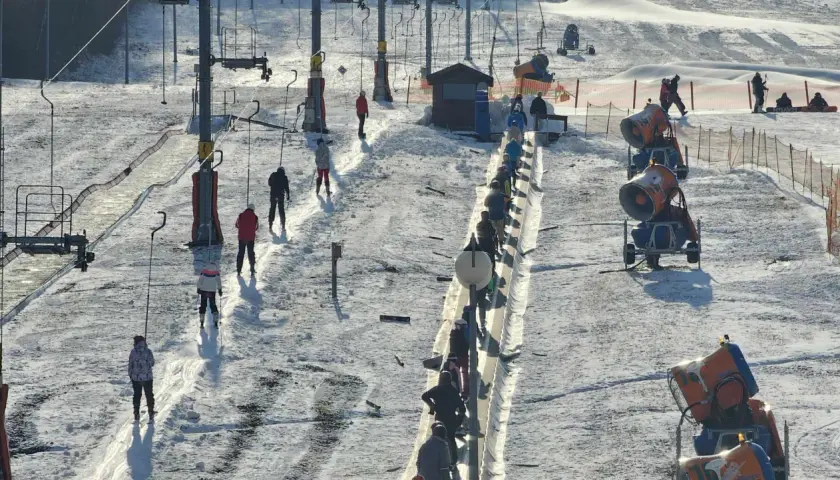 Kolejka do wyciągu na Górze Kamieńsk. Sprawdź cennik i zaplanuj zimowy wypad!