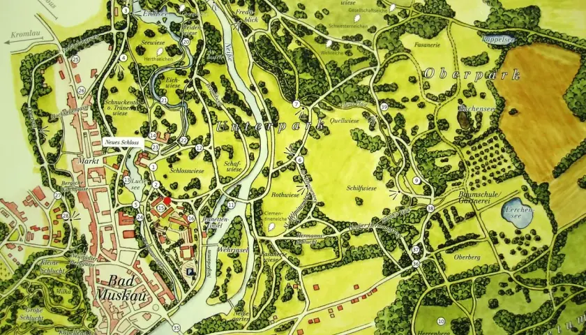 Park Mużakowski mapa: szczegółowy plan z zaznaczonymi ścieżkami, stawami, budynkami i polami.