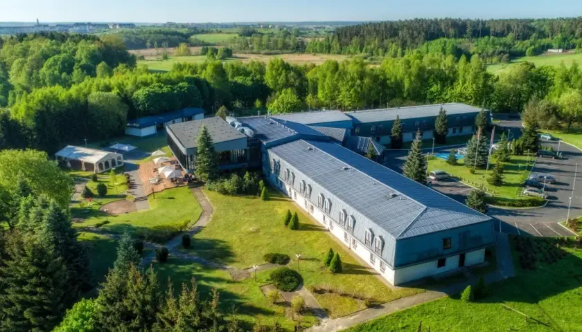 Olsztyn atrakcje dla dwojga: hotel z basenem i tarasem wśród zieleni, idealne miejsce na romantyczny wypad.