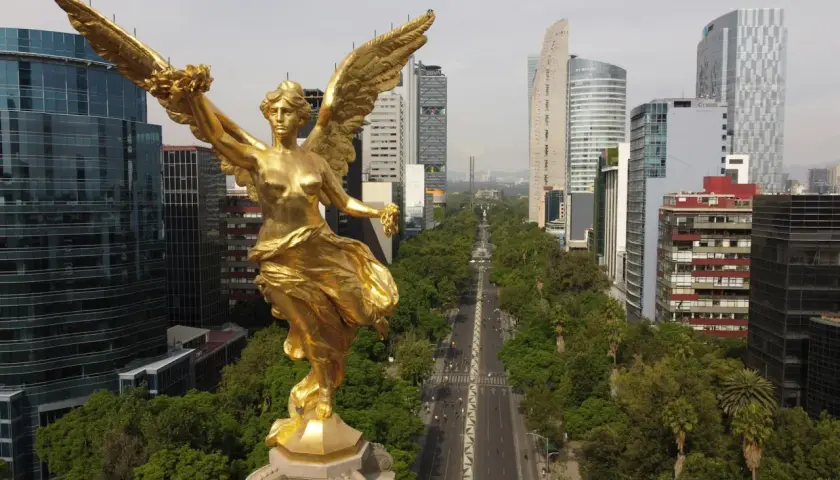 Złoty Anioł Niepodległości na Paseo de la Reforma, symboliczna ulica w stolicy Meksyku.