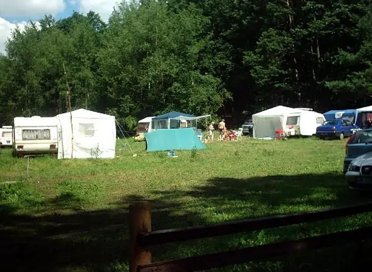 Pola namiotowe nad jeziorem Kujawsko Pomorskie - idealne miejsca na relaks
