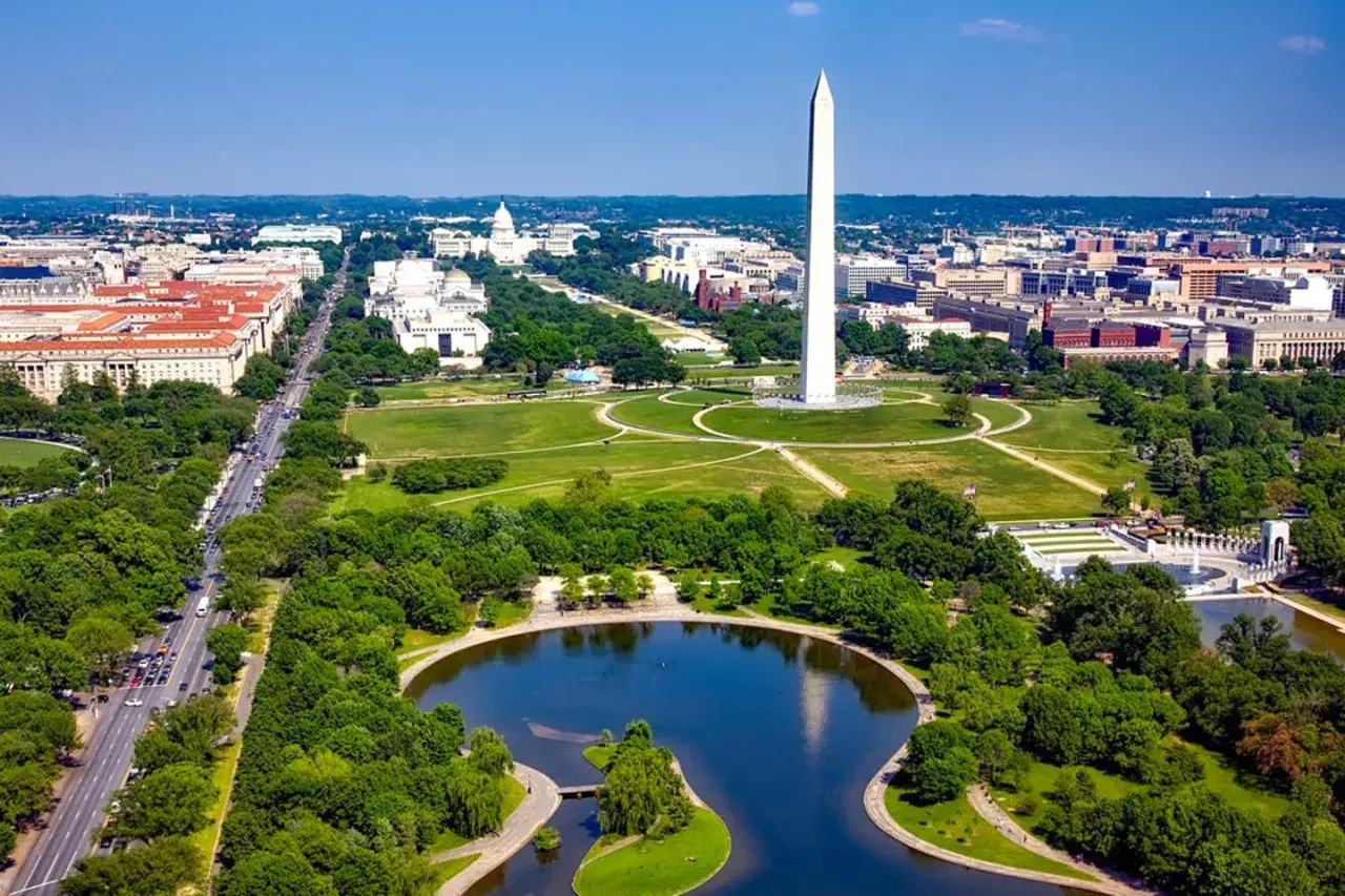 Widok na Waszyngton, stolicę USA, z pomnikiem Waszyngtona i Reflecting Pool.