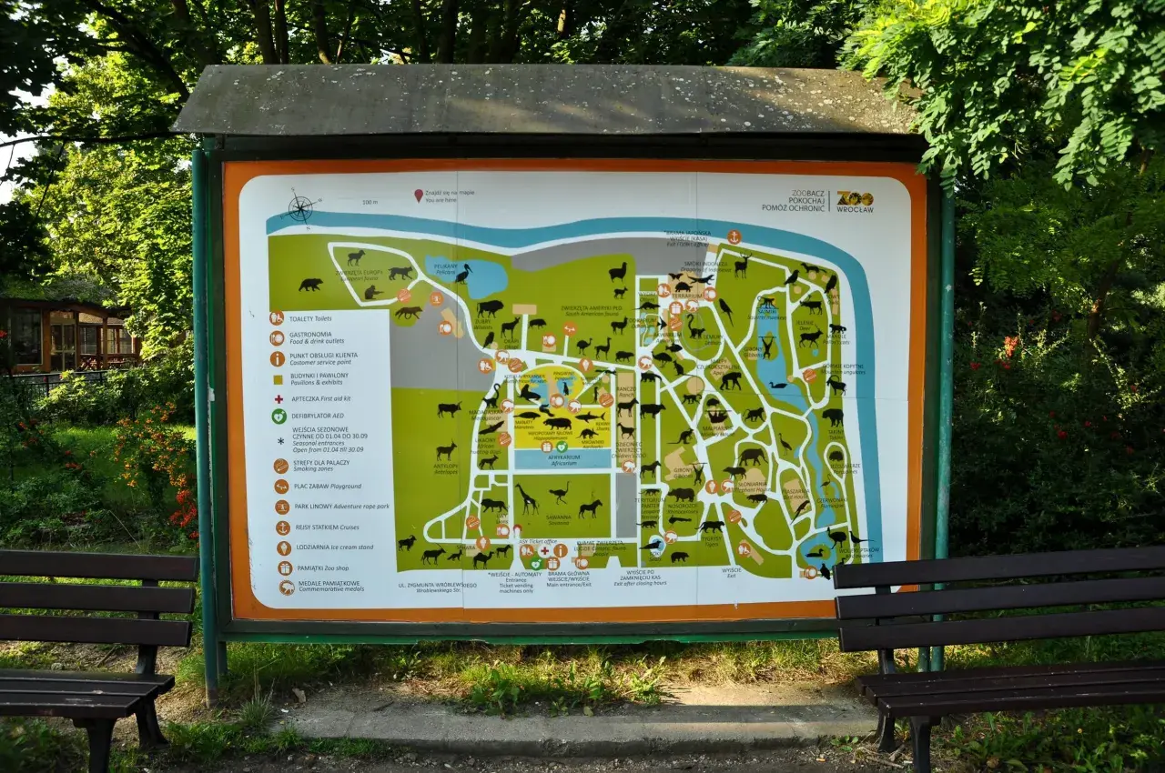 Mapa zoo we Wrocławiu z zaznaczonymi zwierzętami, toaletami, gastronomią i innymi atrakcjami.