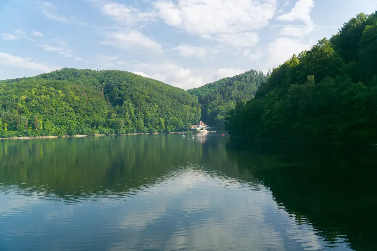 Zdjęcie Fregata jezioro bystrzyckie - odkryj historię i atrakcje tego miejsca