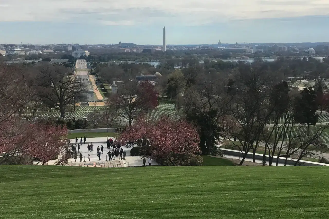 Widok na Arlington National Cemetery i Waszyngton, stolicę USA, z pomnikiem Waszyngtona w oddali.